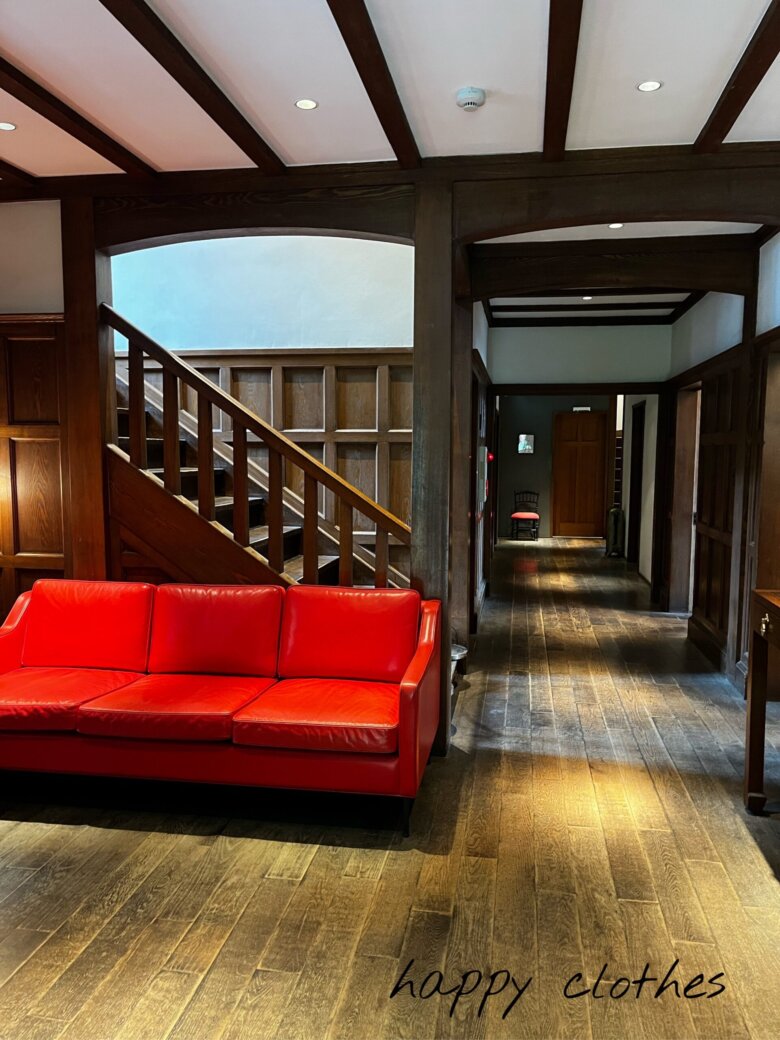 鎌倉古我邸の赤いソファと階段