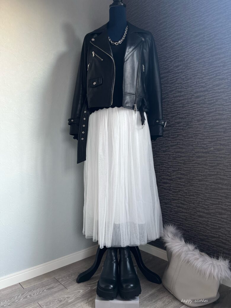 黒のレザージャケットと白のスカート