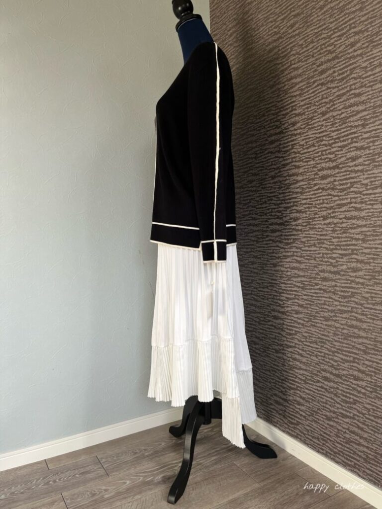白のラインの黒ニットに白のスカート