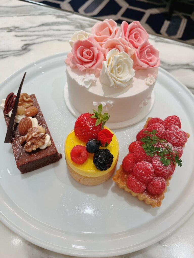 東京ステーションホテルのラウンジのケーキ