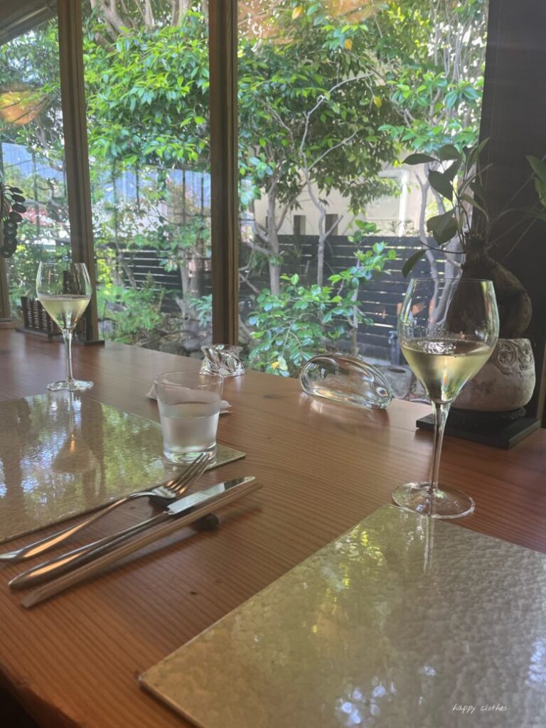 白ワインのグラスが2つとお庭