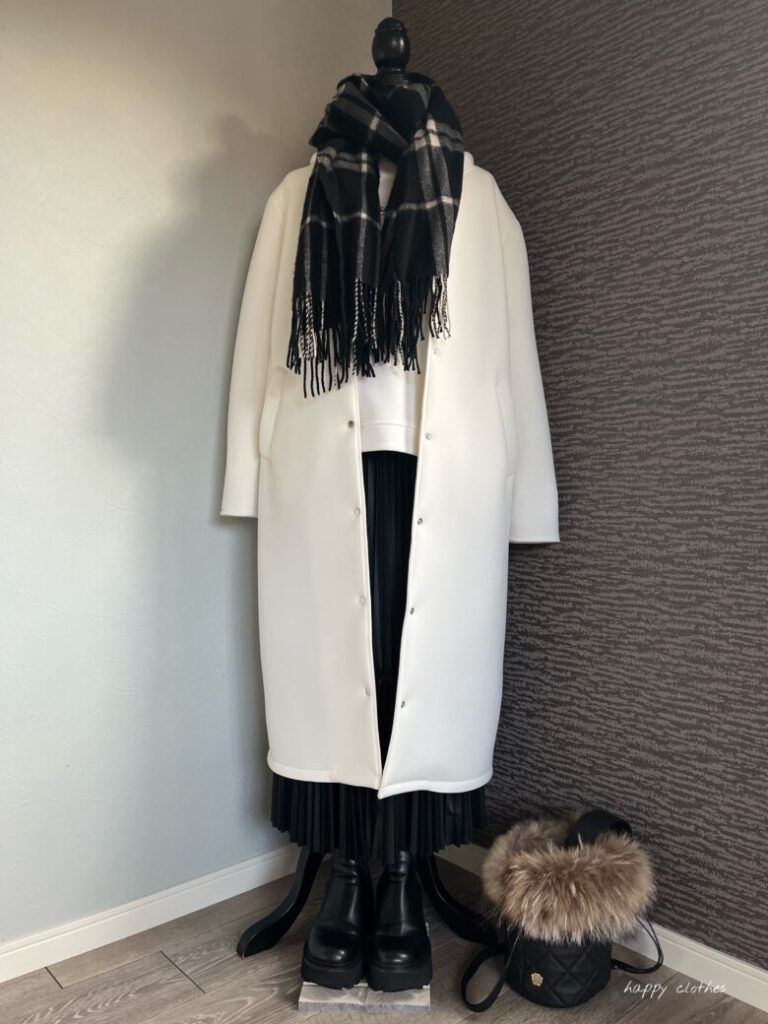 黒と白のストールに白のダンボール素材のコート、黒のスカート