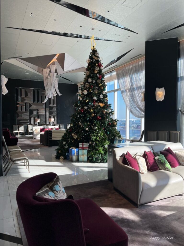 カハラホテルのクリスマスツリーとロビーのソファ